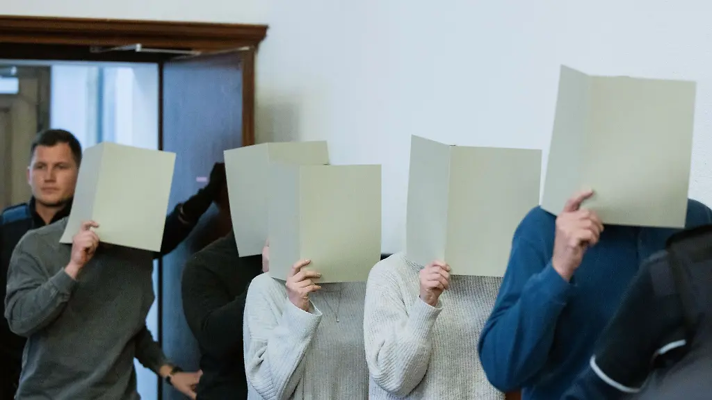 Fuer-vier-von-fuenf-angeklagten-Polizisten-im-Prozess-um-toedliche-Polizeischuesse-auf-einen-jungen-Fluechtling-hat-die-Staatsanwaltschaft-Freisprueche-gefordert