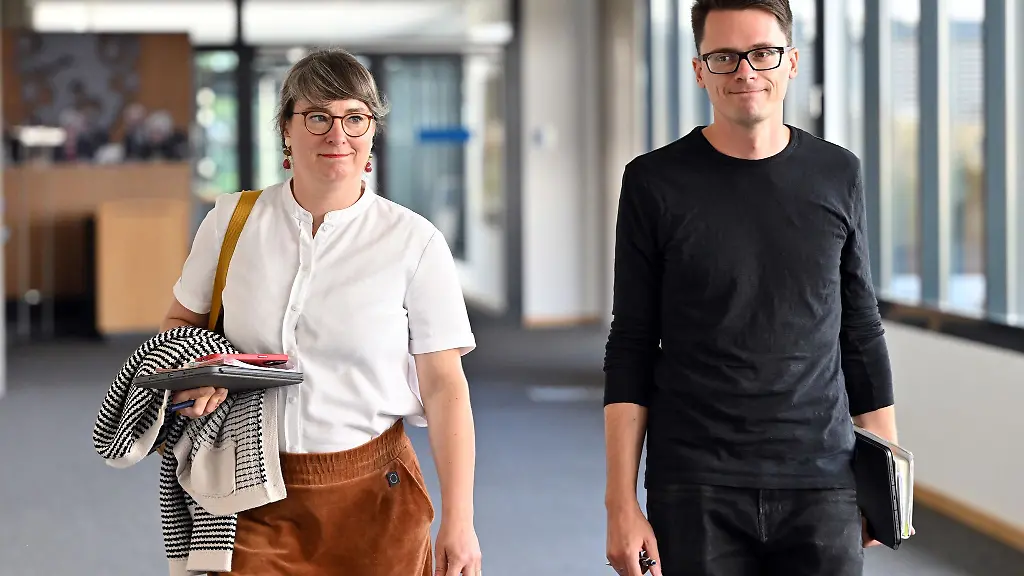 Die-beiden-Thueringer-Linke-Vorsitzenden-Ulrike-Grosse-Roethig-und-Christian-Schaft-bieten-einer-moeglichen-Brombeer-Koalition-Stabilitaet-an-wollen-dafuer-aber-auch-etwas-haben