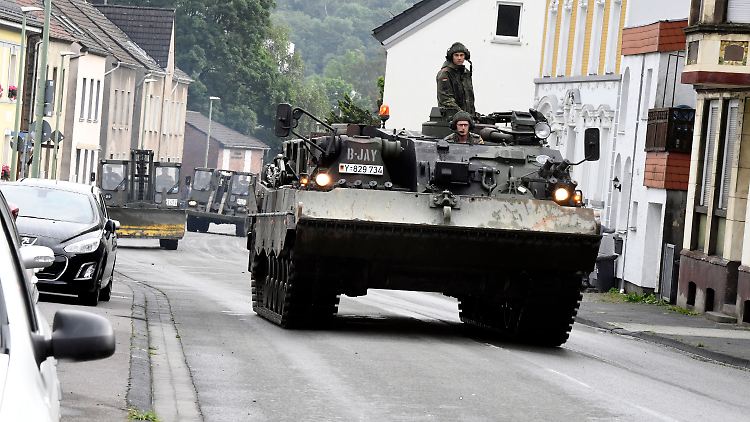 Im nordrhein-westfälischen Hagen rückt die Bundeswehr mit schwerem Gerät an, um bei den Arbeiten zu unterstützen.