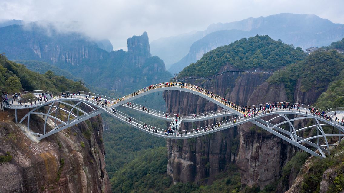 Bei der Ruyi-Brücke in China stellt sich schon beim bloßen Anschauen Achterbahn-Feeling ein. Als sie im September 2020 eröffnet wurde und Bilder im Internet kursierten, hielten viele das wellenförmige Gebilde für einen Fake. Aber es existiert tatsächlich.