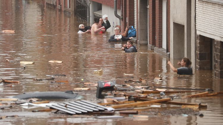 In der belgischen Provinz Lüttich versuchen sich die Menschen vor den Wassermassen in Sicherheit zu bringen. 