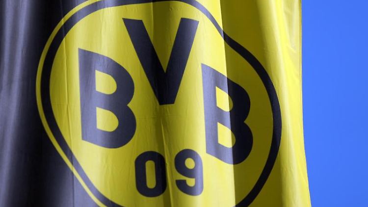 Eine Fahne mit dem BVB Logo weht im Wind. Foto: Caroline Seidel/dpa/Archivbild