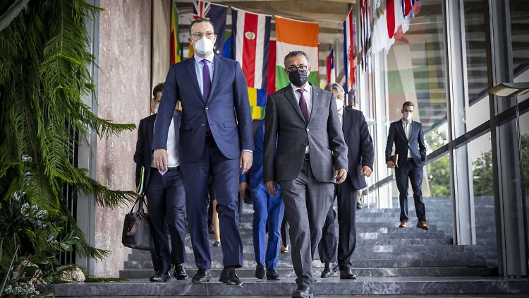 Gesundheitsminister Spahn (l.) setzt sich bei seinem Besuch der WHO in Genf gemeinsam mit deren Chef Tedros für eine verstärkte Suche nach dem Pandemie-Ursprung ein.