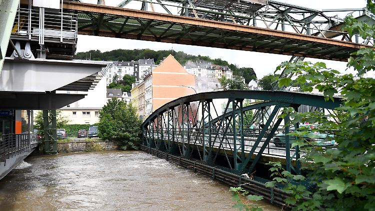 Die Wuppertaler Schwebebahn kann wegen des Unwetters am Wochenende nicht fahren.