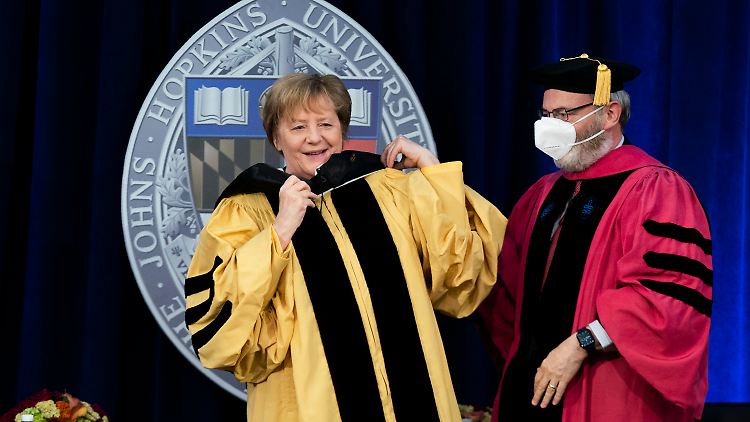 Selbst in einen schwarz-gelben Talar gehüllt, empfing Merkel die Ehrendoktorwürde der Johns-Hopkins-Universität.