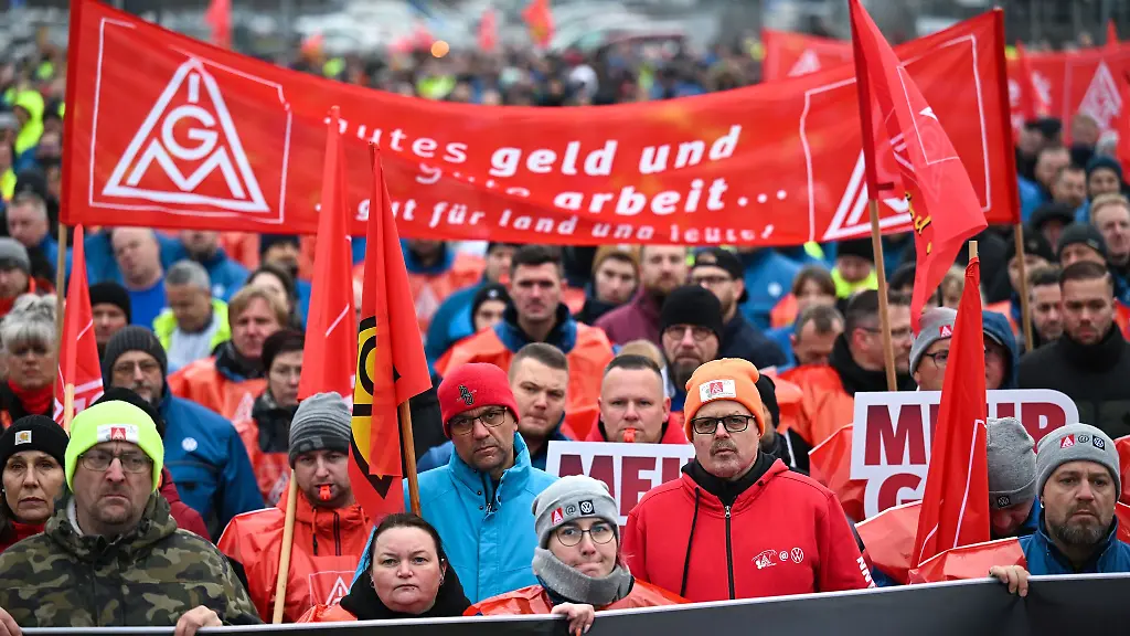 Tausende-Beschaeftigte-des-Volkswagen-Werkes-in-Zwickau-haben-am-Montagvormittag-fuer-2-Stunden-ihre-Arbeit-niedergelegt