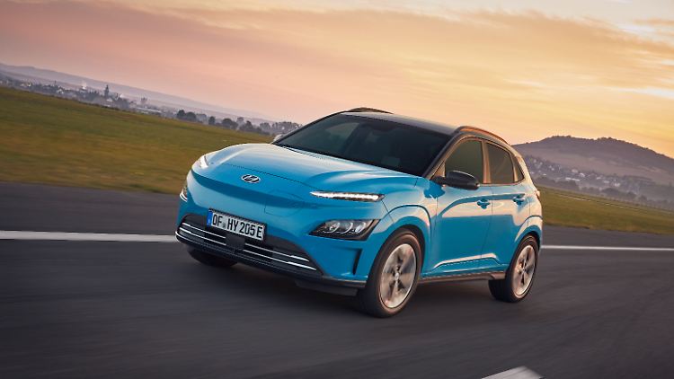Zum Modelljahr 2021 wurde der Hyundai Kona Elektro in einigen Details überarbeitet. Auffällig ist seine rundgelutschte Front.