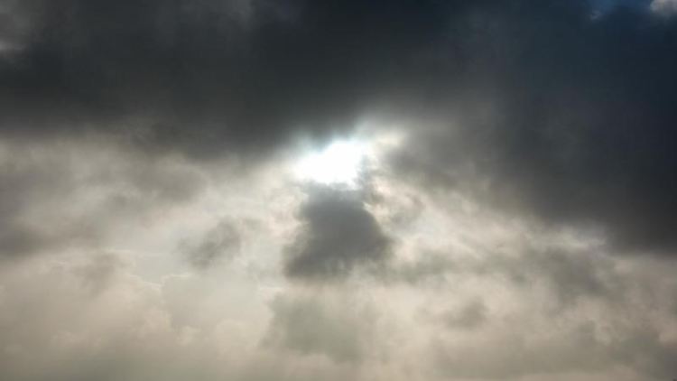 Die Sonne kommt nur kurzzeitig hinter einer dunklen Wolkendecke hervor. Foto: Jens Kalaene/dpa-Zentralbild/ZB/Symbolbild
