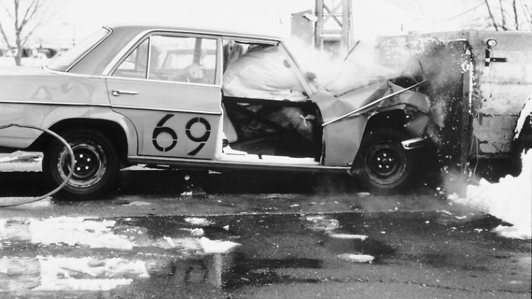 1966 begann Mercedes mit der Entwicklung des Airbags. Hunderte Unfallversuche und mehr als 2500 Tests mit dem Aufprallschlitten später konnten die ersten Autos mit Airbag Ende 1980 ausgeliefert und das System Anfang 1981 in der S-Klasse (W 126) offiziell präsentiert werden.