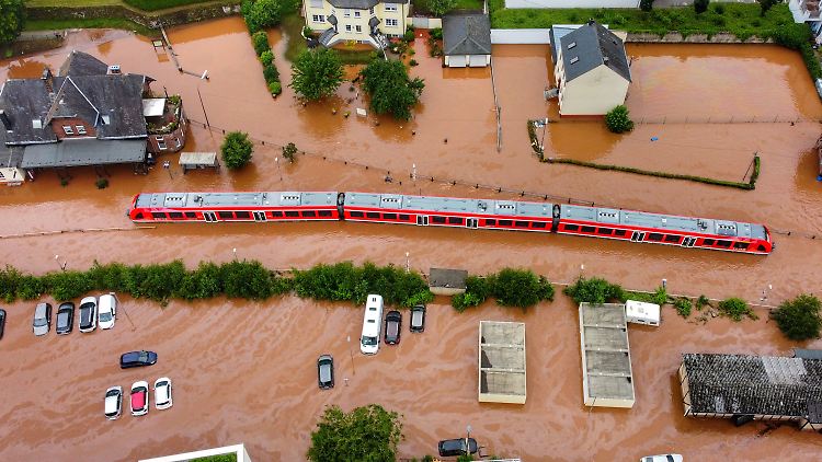 Dieser Regionalzug blieb im rheinland-pfälzischen Kordel liegen. Die Stromversorgung ist vielerorts unterbrochen.