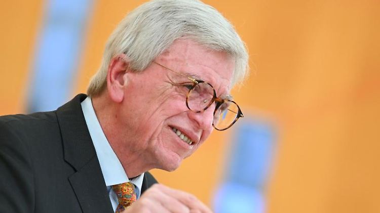 "Ein PCR-Test hat den Vorteil, dass er sehr viel genauer ist", erklärt Bouffier.