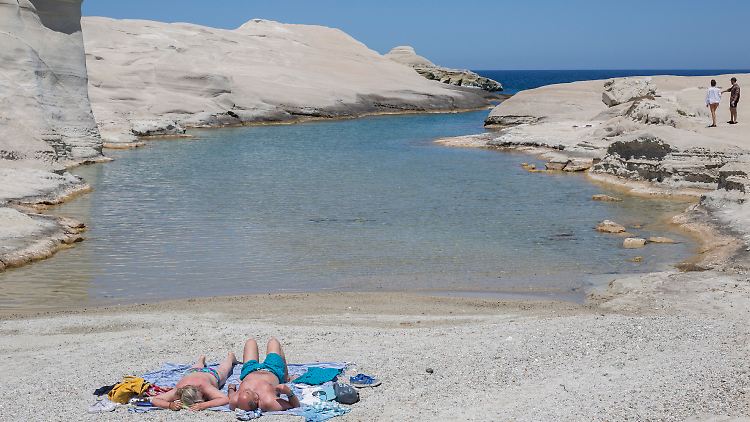 Sonnenbadende in Griechenland: In dem bei Urlaubern beliebten Land steigen die Corona-Fallzahlen.