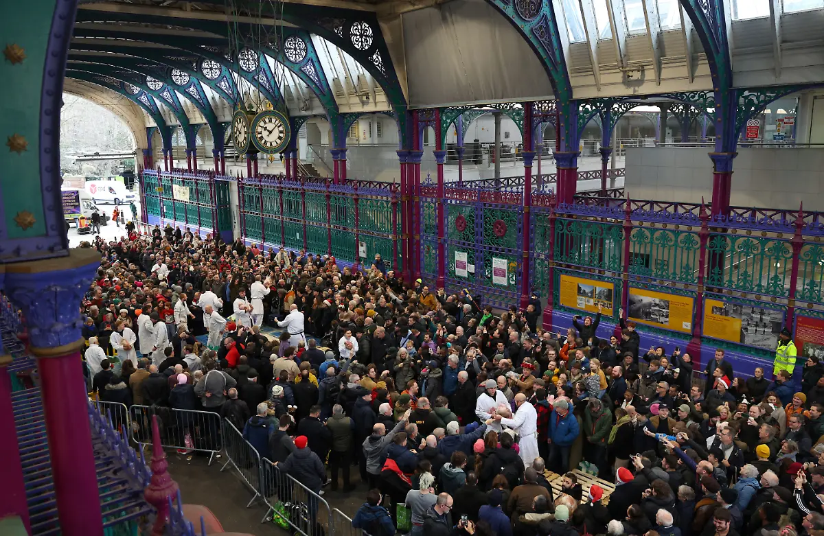 2023-12-23T134026Z-346097457-RC2Y25AACI1G-RTRMADP-3-CHRISTMAS-SEASON-BRITAIN-AUCTION