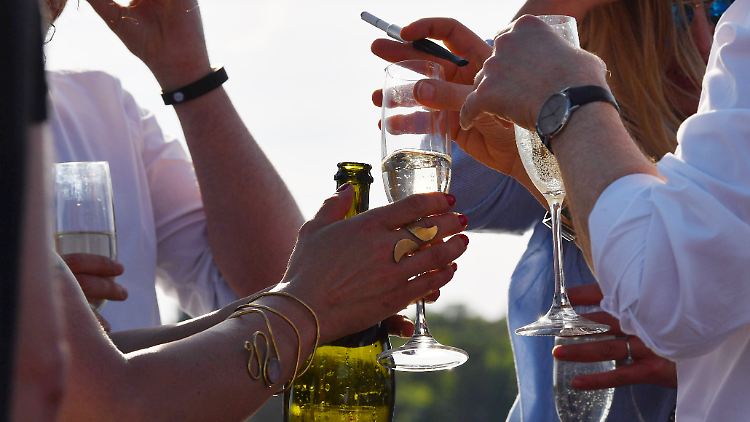 Für die einen Sekt, für die anderen Wasser. Wie sich das Geldvermögen in der Bevölkerung verteilt, lässt sich an den Bundesbank-Zahlen nicht ablesen.