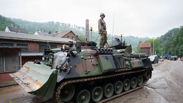 Bei Aufräumarbeiten in Hagen kommt auch der Pionierpanzer Dachs zum Einsatz.