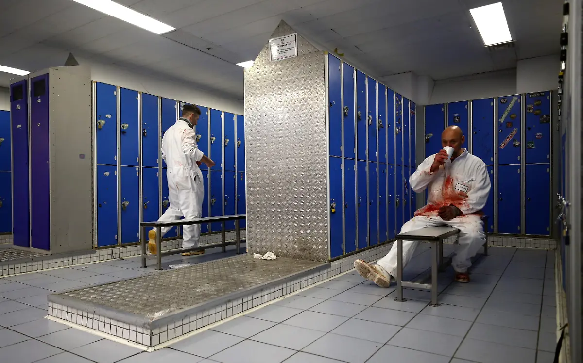 2021-11-23T081940Z-1066950390-RC2NWQ9F2YC9-RTRMADP-3-BRITAIN-MEAT