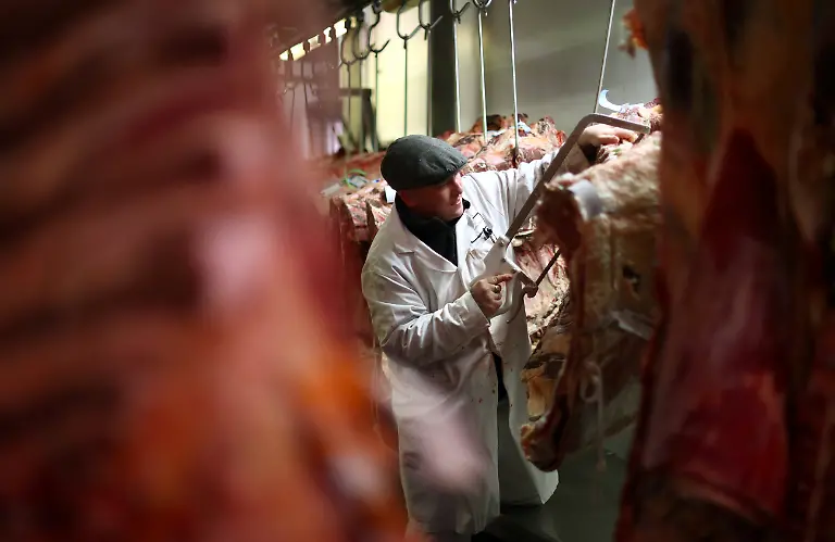 2021-11-23T082104Z-1775833765-RC2PUQ9PMREA-RTRMADP-3-BRITAIN-MEAT