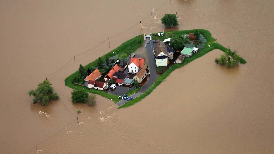 ... im Osten der Republik werden an der Elbe auf einer 250 Kilometer langen Strecke die höchsten jemals gemessenen Wasserstände registriert. Es gibt 8 Tote in Deutschland.