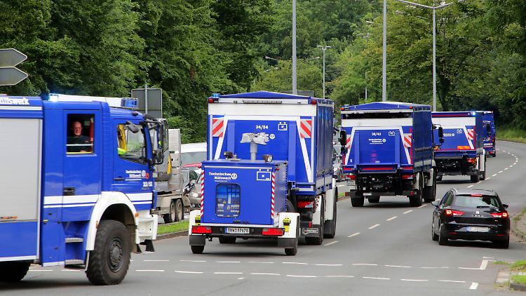 Rund 19.000 Kräfte etwa von Feuerwehr und
THW sind zwischenzeitlich im Einsatz.