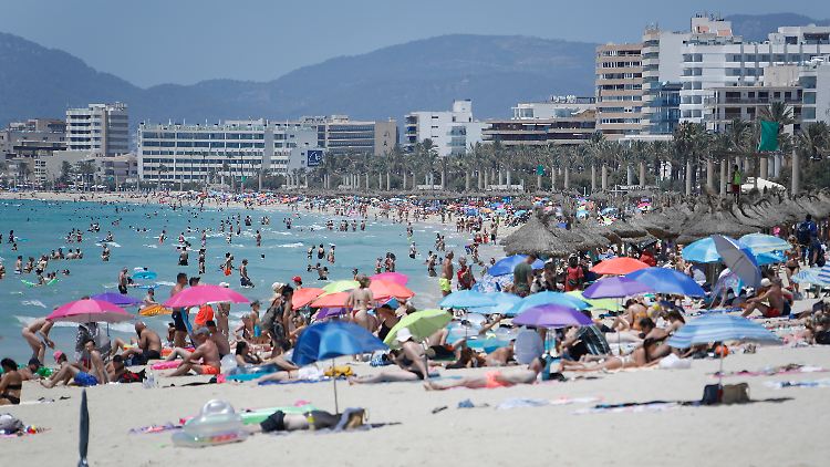Touristen kommen wieder vermehrt auf die beliebten Urlaubsinseln, aber auch das Coronavirus grassiert weiterhin.
