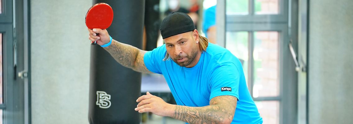 An der Hantelbank vermutlich schwer zu schlagen, beim Tischtennis schon: Tim Wiese.