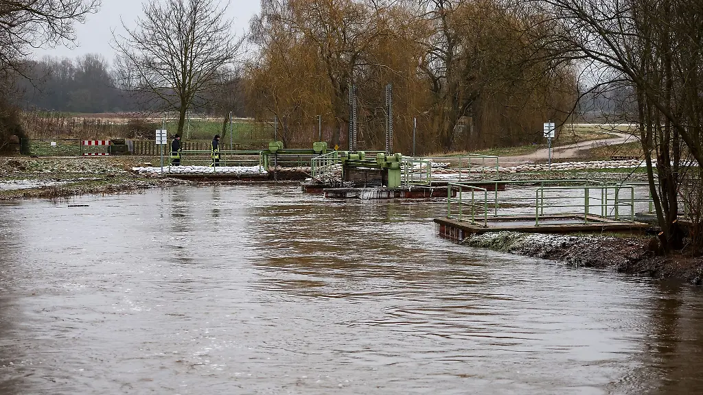 Beim-Hochwasser-an-der-Helme-Anfang-des-Jahres-hatte-der-Landkreis-Mansfeld-Suedharz-den-Katastrophenfall-ausgerufen-Ein-eigenstaendiges-Gewaesserentwicklungskonzept-gibt-es-fuer-den-Fluss-bisher-nicht