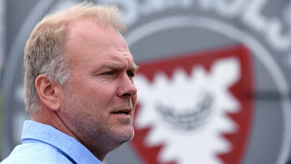 Wolfgang-Schwenke-Geschaeftsfuehrer-von-Holstein-Kiel-will-keine-Transfers-machen-die-das-Gehaltsgefuege-sprengen