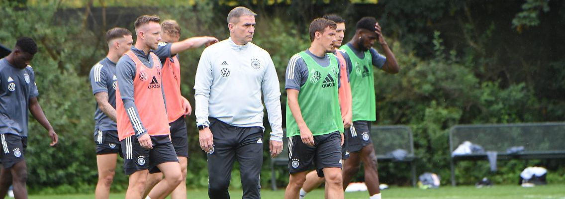 Das DFB-Team vor der Abreise nach Japan.