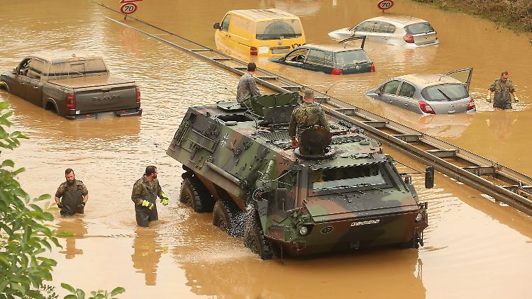 Ein Panzer der Bundeswehr hilft bei der Bergung von Autos aus dem Hochwasser.