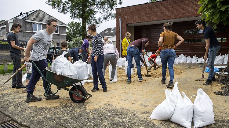 Viele packen mit an: In Roermond wird der Kampf gegen das Hochwasser fortgesetzt.