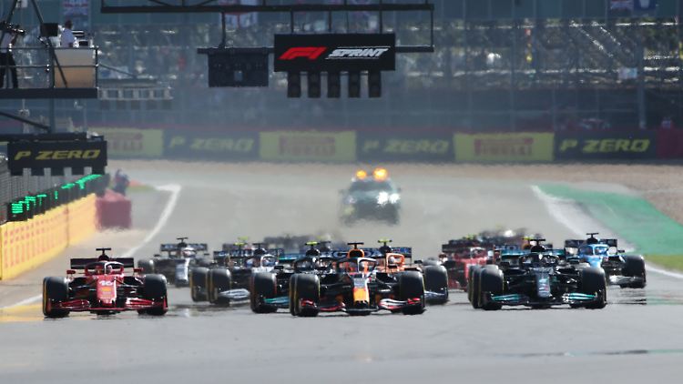 Verstappen schob sich gleich am Start auf Platz eins.