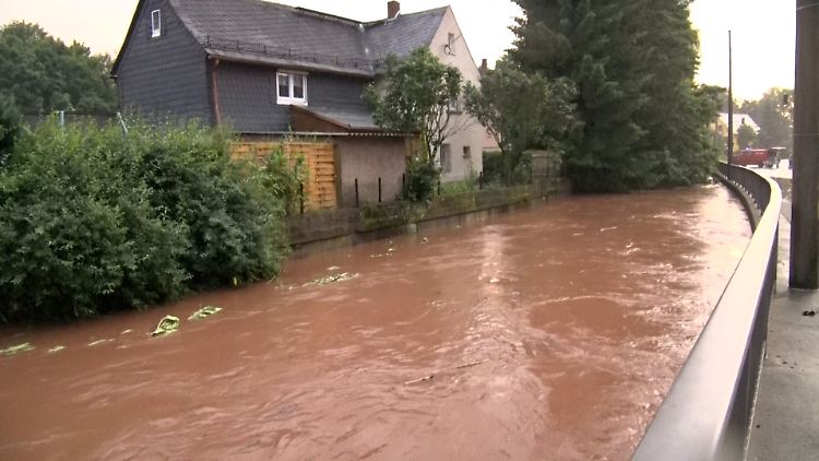 Eine überflutete Straße im sächsischen Oberlungwitz am Lungwitzbach, einem Nebenfluss der Zwickauer Mulde.