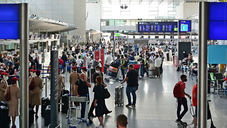 Am Frankfurter Flughafen ist es noch nicht so voll wie vor Corona, schneller geht es trotzdem nicht. Fraport hatte krisenbedingt 4000 der ursprünglich 22.000 Stellen in Deutschland abgebaut.