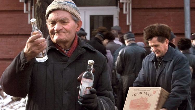 Diese Männer trinken immerhin reinen "Krystal".