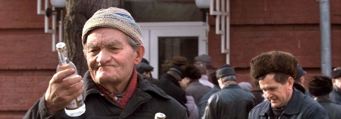 Ein Mann verlässt den Spirituosen-Laden der Schnapsbrennerei "Krystal" in Moskau (Archivbild).