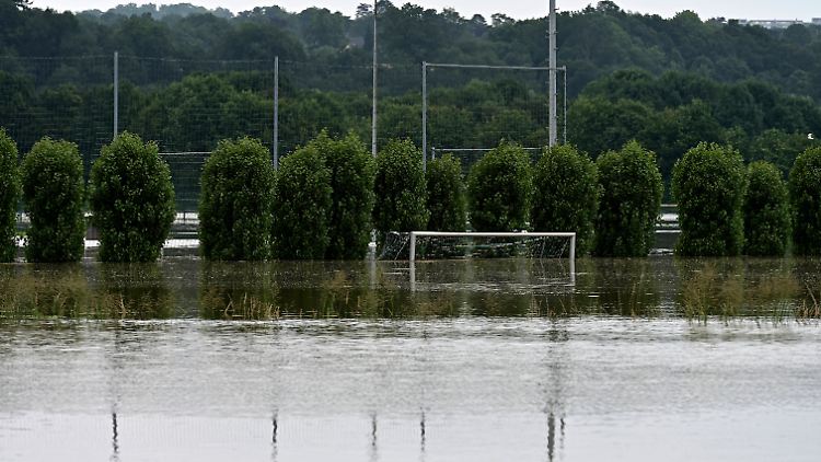 In Mülheim überflutete die Ruhr Fußwege, Straßen und auch Fußballplätze.