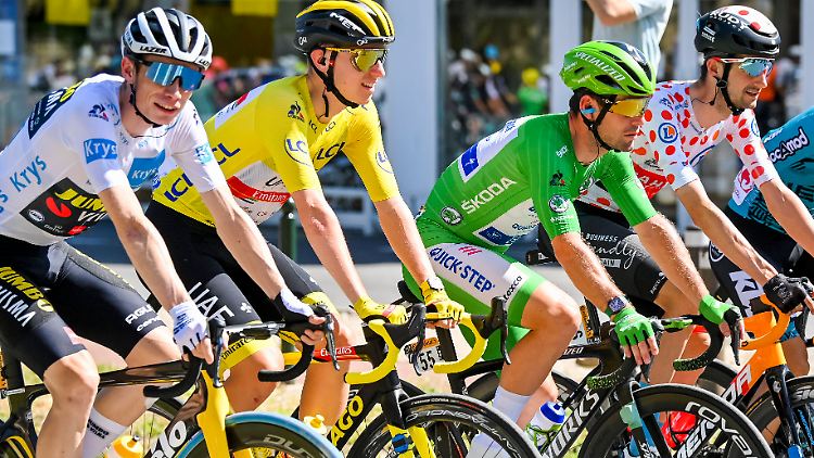 Vier Trikots, aber zwei davon tragen sie nur in Vertretung: Tadej Pogacar gewinnt nämlich neben Gelb auch die Nachwuchswertung (weiß) und die Bergwertung (gepunktet). Die Sprintwertung (grün) geht an Mark Cavendish.