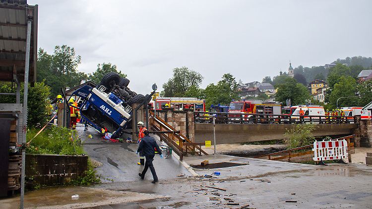 Die beiden Fahrer des THW-Fahrzeugs wurden schwer verletzt.