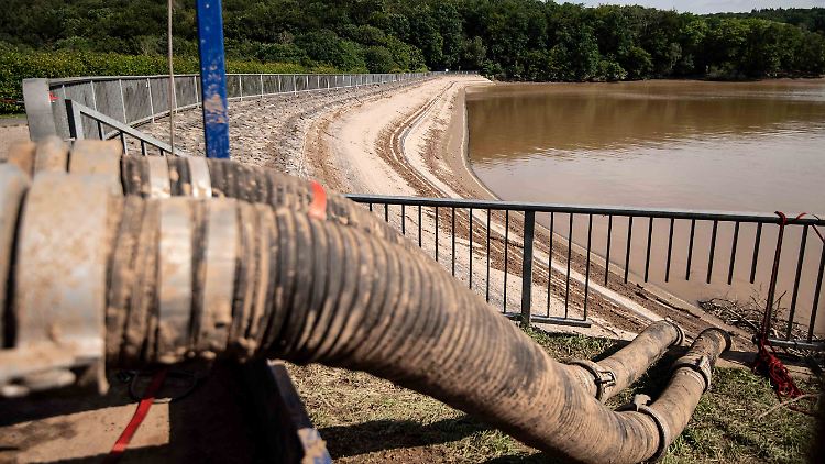Wasser wird aus der Steinbachtalsperre abgepumpt.