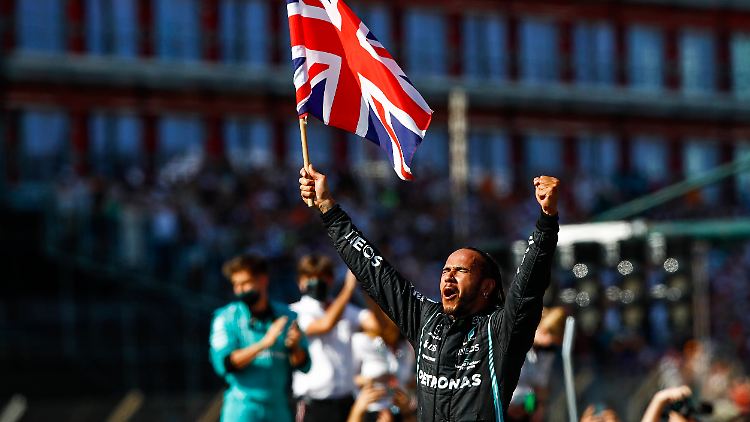 Den Großen Preis von Großbritannien wollte sich Lewis Hamilton nicht entgehen lassen. Vor vollen Rängen feierte er ausgelassen. 