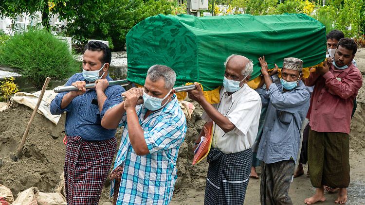 Ein Toter wird zu seiner Beerdigung in Yangon getragen. Wird Myanmar zum "Super-Spreader-Staat"?