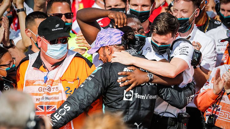 Nach seinem 99. Grand-Prix-Sieg nimmt Hamilton ein Bad in der Menge. 