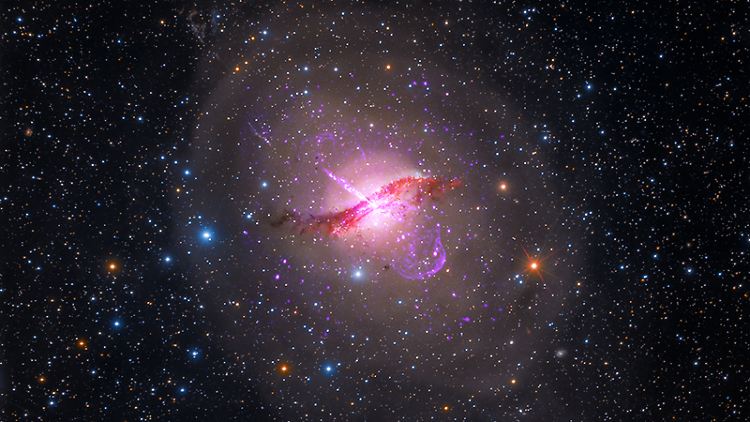 Centaurus A ist die fünfthellste Galaxie am Himmel und berühmt für die Staubspur quer durch ihre Mitte und einen riesigen Jet, der von dem supermassiven Schwarzen Loch in ihrem Zentrum wegschießt.