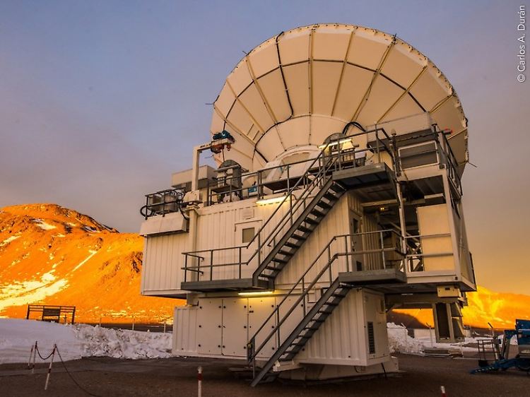 Das Atacama Pathfinder Experiment (APEX) ist eins der acht Submillimeter-Radioteleskope, die bei den Beobachtungen von Centaurus A im Rahmen der 2017er Beobachtung zum Einsatz kamen.