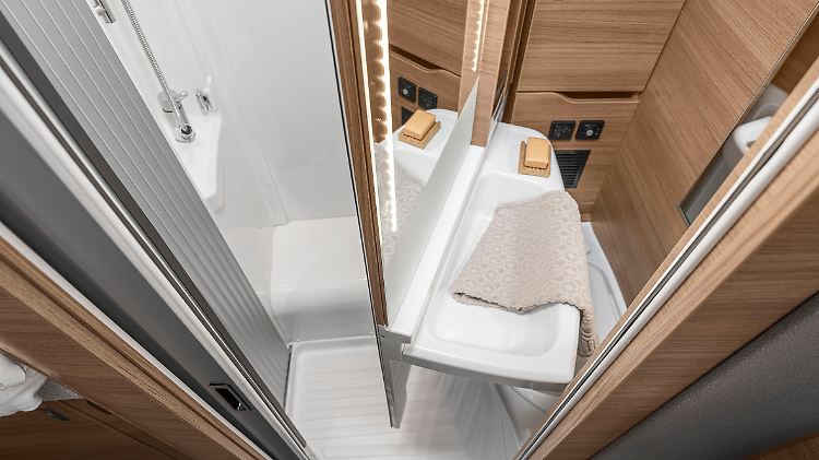 Bad mit Schwenkwand im Knaus Van TI 640MEG Vansation.