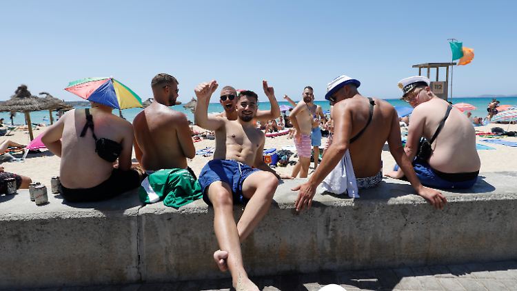Nach fast anderthalb Jahren Pandemie ist die Feierwut bei jungen Touristen und Einheimischen auf der Insel groß.