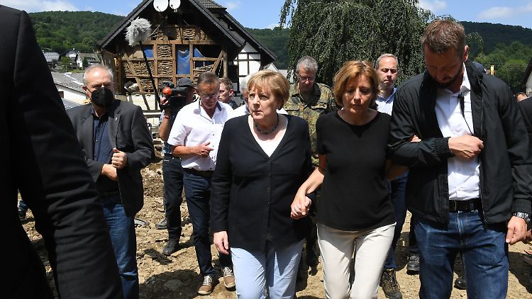 Bei ihrem gemeinsamen Besuch im Kreis Ahrweiler stützte Merkel Dreyer beim Laufen.