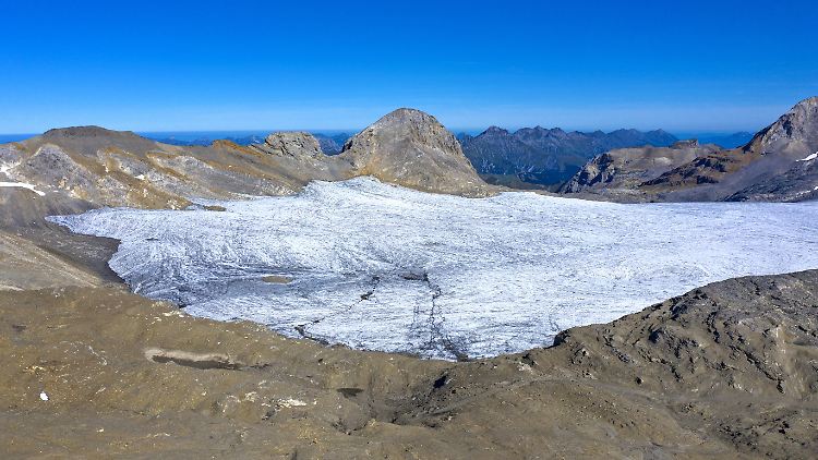 Der Plaine-Morte-Gletscher in den Berner Alpen. Um Flutwellen im Sommer zu verhindern, leitet ein Kanal das Schmelzwasser ab.