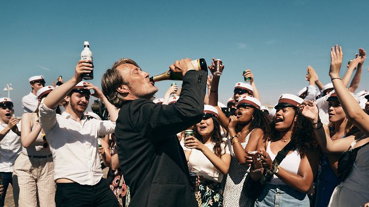Martin (Mads Mikkelsen) wird von seinen Schülern gefeiert und zum Weitertrinken animiert.
