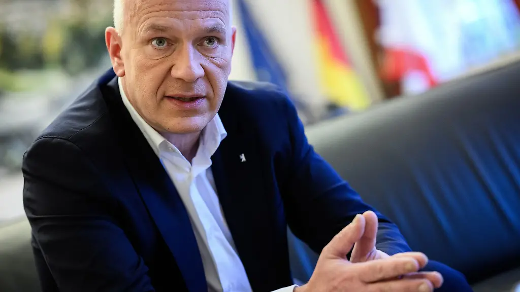 Regierungschef-Wegner-erwartet-von-Theatern-mehr-Blick-auf-ihre-Wirtschaftlichkeit